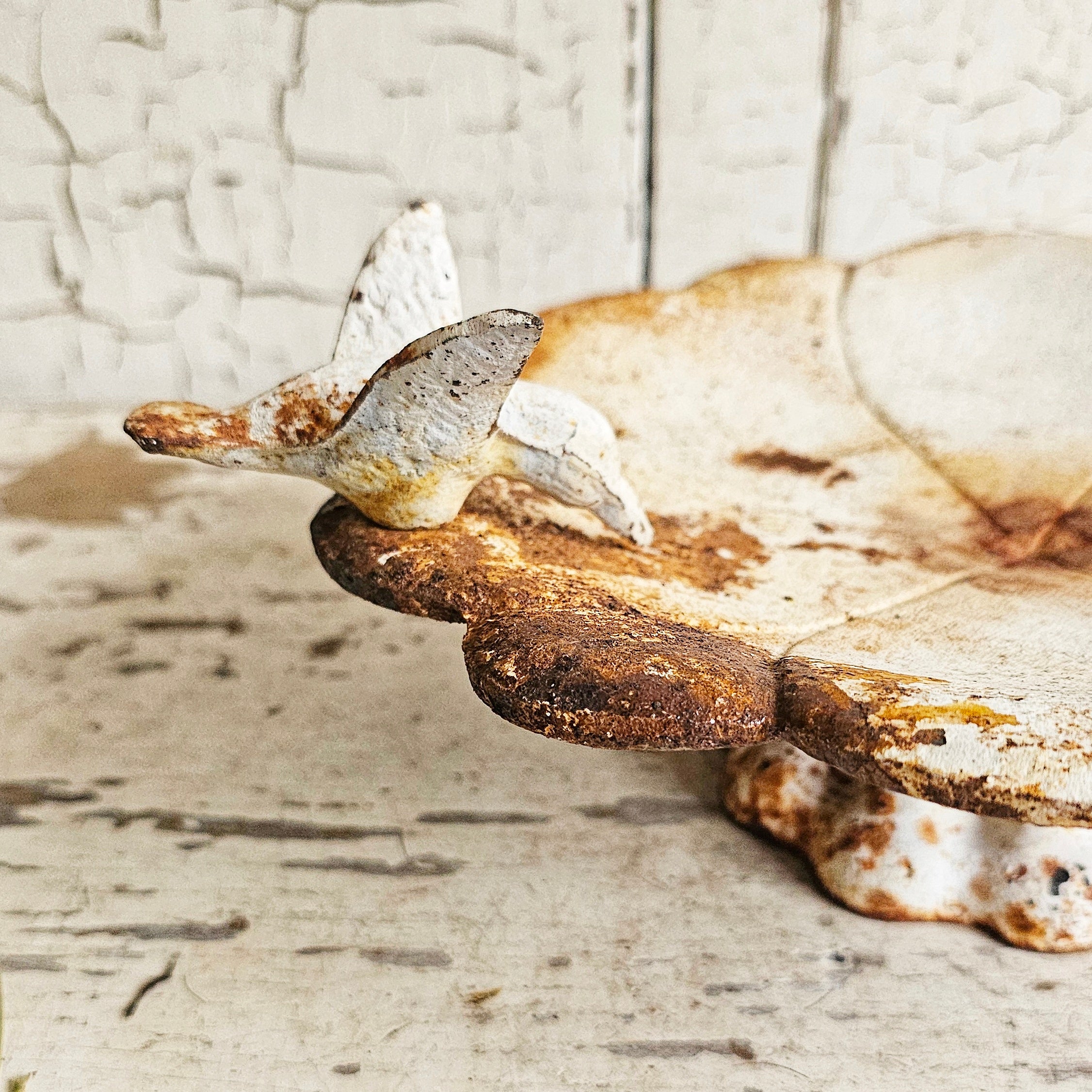 Chippy Rusty Iron Pedestal with Bird – Olde Tyme Marketplace